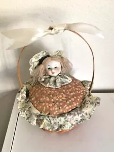 Cojín de pasador de cesta artesanal vintage con muñeca de porcelana años 60 - Imagen 1 de 5