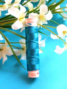 565B / Beautiful Coil Old Pure Thread Silk Drawstring Gutermann Blue Clear N° 25 - Picture 1 of 1