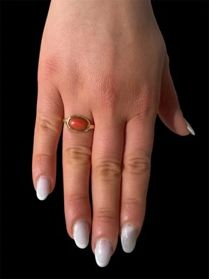 anello artigianale in argento 925 placcato oro con spola in corallo naturale - Immagine 1 di 4