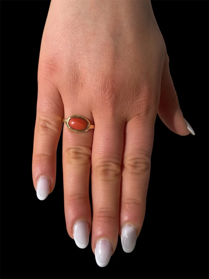 anello artigianale in argento 925 placcato oro con spola in corallo naturale - Immagine 1 di 4