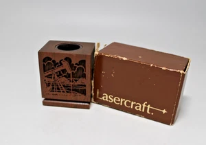 Set scrivania Derrick olio intagliato noce lasercraft vintage supporto magnetico fermacarte - Foto 1 di 3