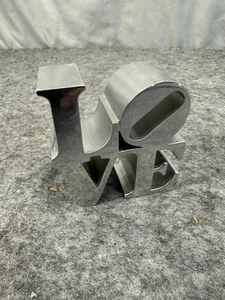 Fermacarte vintage anni 70 Robert Indiana LOVE scultura metallo cromato 3"x 3" - Foto 1 di 6