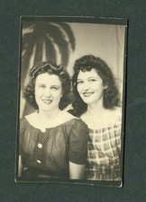Vintage 1940s Photo Pretty Girls in Tropical Photobooth  410110
