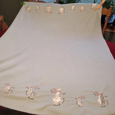 Martha Stewart Azul Vellón 50"x60" Tiro con Apliques Sedosos Muñecos de Nieve Patinando Foto 1 de 4