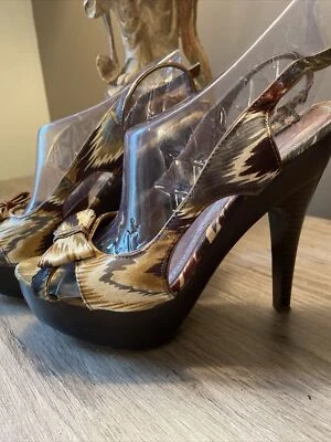 "Sandalias Charlotte Russe Tacones 7 Satén Alto 5.5"" Tacón Tonos Tierra Eslinga Trasera" Foto 1 de 4