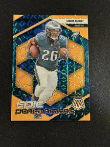 2025 Panini Mosaic Epic Performers 2 Saquon Barkley Arancio Flourescent - Foto 1 di 2