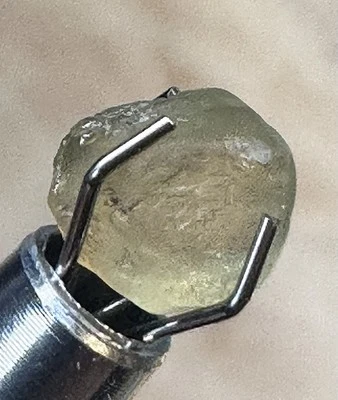 Natural Uncut Yellow Green Montana Sapphire 1.9 CT Approx 6x6x5 mm - Image 1 of 4