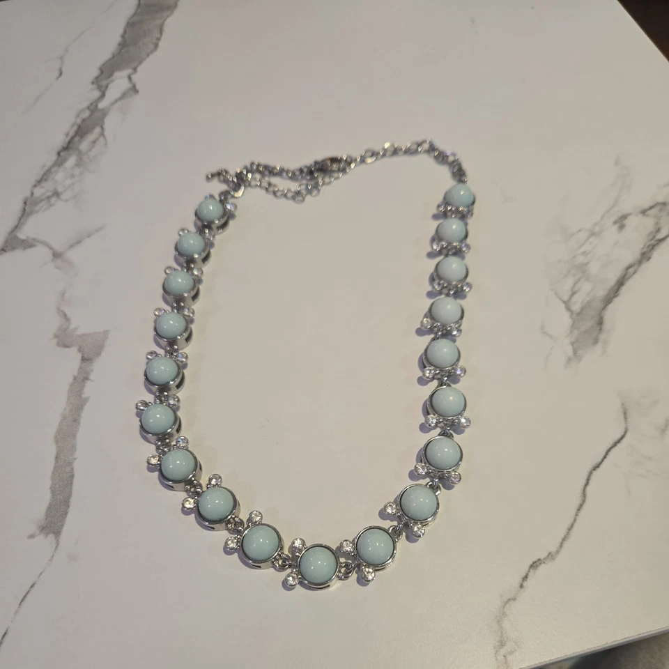 Collar Lia Sophia “Como Nuevo” Tono Plata con Cristales Cortados y Resina 20-23” Foto 1 de 4