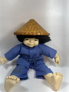 Vintage bacchetta bambini Mieler ragazzo asiatico cappello di paglia corpo morbido bambola karate Hong Kong - Foto 1 di 19