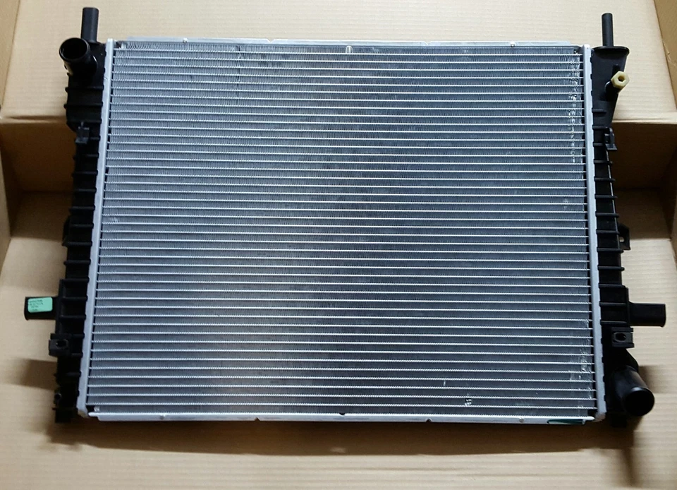 Nuevo radiador Visteon para auto urbano Ford Crown Victoria 9435 2003 2004 2005 Foto 1 de 2