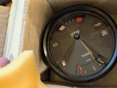 Peça combinada medidor de temperatura/combustível NOS Porsche 924 7/1978-82 # 477919033 NLA - Imagem 1 de 4