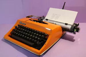 Macchina da scrivere vintage Cursive Triumph -Adler Contessa Deluxe arancione con custodia - Foto 1 di 24