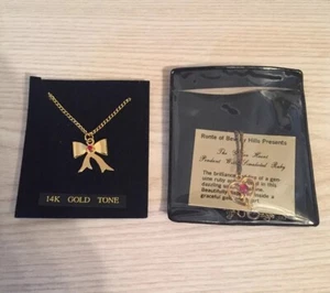 Zwei 2 elegante Halsketten mit simuliertem Rubin in Herz & Schleife Anhänger 14K goldfarben - Bild 1 von 7