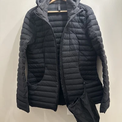Chaqueta de plumón Lululemon negra con capucha talla grande Foto 1 de 4