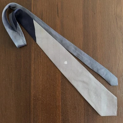 Gravata de seda Gianni Versace cinza espinha de peixe com Medusa da década de 1990 - Imagem 1 de 4