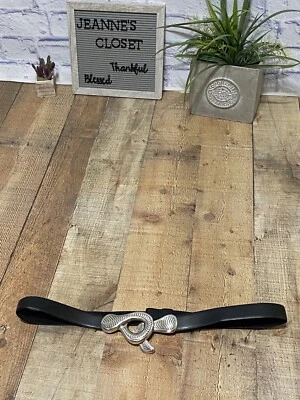 Chico’s 黑色仿真皮革银色雕刻钩扣皮带 尺寸 ML — 第 1/4 张图片