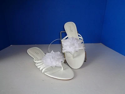 NINE & CO. SANDALIA "JJLUXY" PUNTA TANGA - CHAROL BLANCO CON LAZO DE FLORES - 7 M - NUEVA Foto 1 de 3