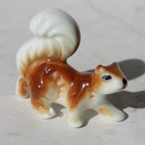 Estatuilla de ardilla porcelana de hueso de pie a los cuatro etiqueta en miniatura hecha en Taiwán - - Imagen 1 de 1