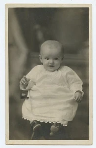 Adorable vestido blanco para bebé calvo RPPC - Imagen 1 de 2