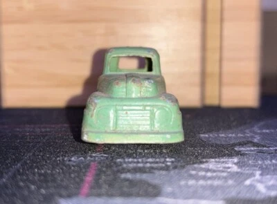 Vintage Tootsietoy 1947 Ford f1 Closed Side Stake Truck, 3'' Long, Green - Image 1 of 3