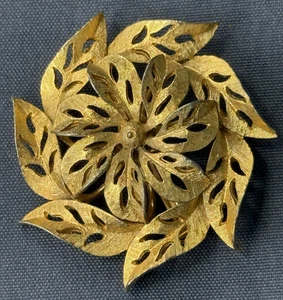Vintage 1960er Gerry's goldfarbene strukturierte radiale durchbrochene Blume Brosche Anstecknadel - Bild 1 von 4