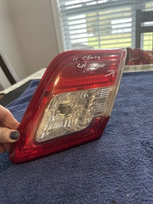 Luz trasera interior halógena Toyota Camry 2010-2011 (izquierda/conductor) OEM Foto 1 de 4