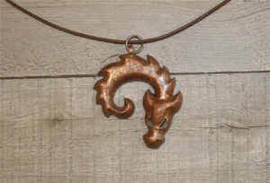 Baby Drache Anhänger Halskette 3D bedruckter Schmuck Fantasie mittelalterliches Geschenk Kupfer - Bild 1 von 8