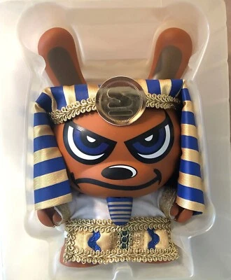 Kidrobot SKET ONE золотистый/синий KING TUT 8 дюймов Dunny дизайнерское искусство в оригинальной коробке - Изображение 1 из 4