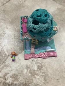 Vintage Polly Pocket Tree house doll 1994 + Kerry Kitten - Picture 1 of 10