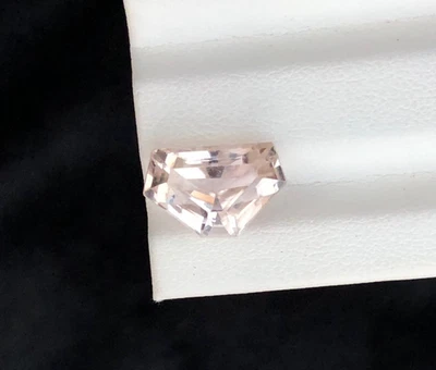 Piedra preciosa de pérdida de forma de billón de kuncita amarilla natural corte 6,20 quilates de Afganistán Foto 1 de 4