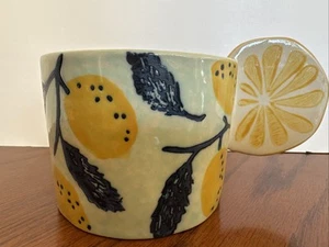Anthropologie Zitronenbaum Becher mit Zitronengriff Steinzeug Grove Becher - Bild 1 von 8