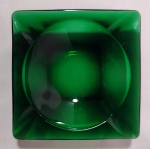 Cenicero Vintage Vidrio Verde Esmeralda 4-1/2" Cuadrado 4 Restos Usado en Excelente Condición - Imagen 1 de 3
