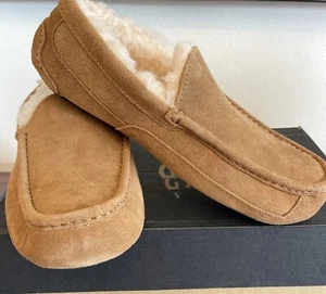 UGG Hombre ASCOT Casual Gamuza Zapatilla Mocasines CASTAÑO 1101110 Talla 9 3E Ancho - Imagen 1 de 4