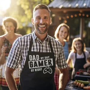 Papa By Day Gamer by Blocktext Vatertag Grillschürze für Papa, Kochschürze - Bild 1 von 5