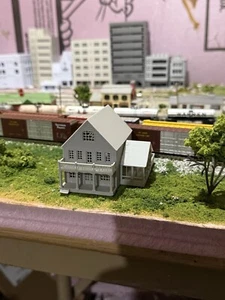 House With 4 Seasons Room - N Scale / 1:160 Gauge - No Assembly Required - Picture 1 of 5