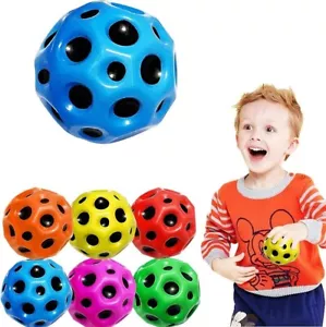 Hochbelastbarer Lochball - weicher hüpfend, Anti-Fall-Mondform poröses Kinderspielzeug - Bild 1 von 3