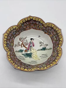 Chinese Scalloped Hand Painted Porcelain Decorative Large Bowl Vintage - Picture 1 of 11