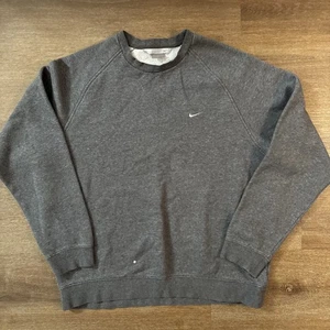 Vintage Y2K Nike Swoosh Brust Logo Sweatshirt Größe Large Herren Stil grau - Bild 1 von 7