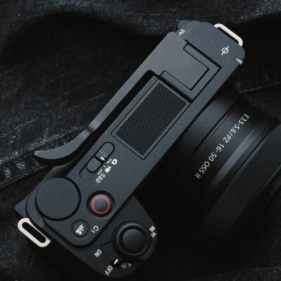 Cubierta de aluminio para zapatos calientes con agarre para pulgar hacia arriba para Sony ZVE10 / ZV-E10II Foto 1 de 4