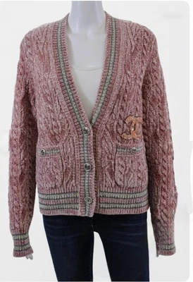 Nuevo con etiquetas Nuevo Chanel 22B Rosa Boucle Logo CC Botón Manga Larga Cárdigan Suéter 40 S  Foto 1 de 4