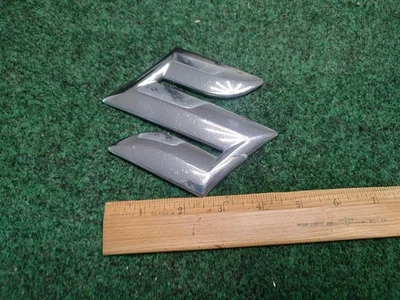 Suzuki Kizashi SX4 2010-2013 parrilla delantera emblema insignia de fábrica OEM 3S5 Foto 1 de 4