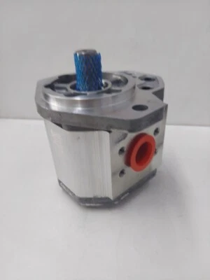 SNM3NN-/-033-B-N-07-GA-M6-A4-A4 Danfoss/Turolla Gear Motor 121.25.165.00 - Image 1 of 4