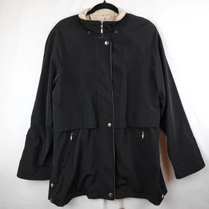 Chaqueta impermeable utilitaria Liz Claiborne para mujer talla grande negra cremallera y caída a presión - Imagen 1 de 15