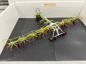 Universal Hobbies - Claas Volto 1320 T Tedder - UH2749 - 1:32 Scale - Mint/New - Picture 1 of 8