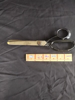VINTAGE PINKING SHEARS SCISSORS PRAZISION SANDKAULEN SOLINGEN GERMANY - Image 1 of 4