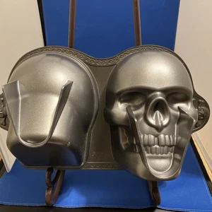 Wilton 3D Totenkopf Kuchenform Alugussform Halloween Gothic Pirat Skelett - Bild 1 von 3