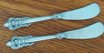 DOS cuchillos de mantequilla de plata de ley Grande Baroque de Wallace de 6" Foto 1 de 3