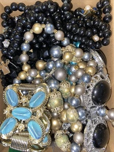 1 Lb Junk Jewelry Lot - Vintage- Mod Wear, Parts, Repair - Picture 1 of 5