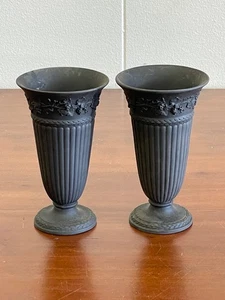 Paar antike Wedgwood Porzellan Vase schwarz Basalt Weinrebe Fuß Jasperware - Bild 1 von 5