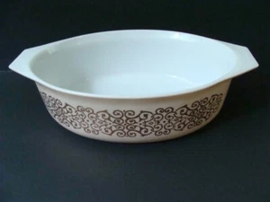 PYREX Gold Beige Bramble 2.5 Quart Oval Casserole Dish 045 Vintage Promo Scroll - Picture 1 of 4